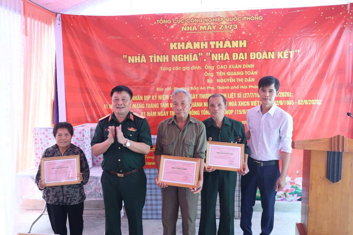 Khánh thành và bàn giao “Nhà tình nghĩa”, “Nhà đại đoàn kết” tại Hải Phòng